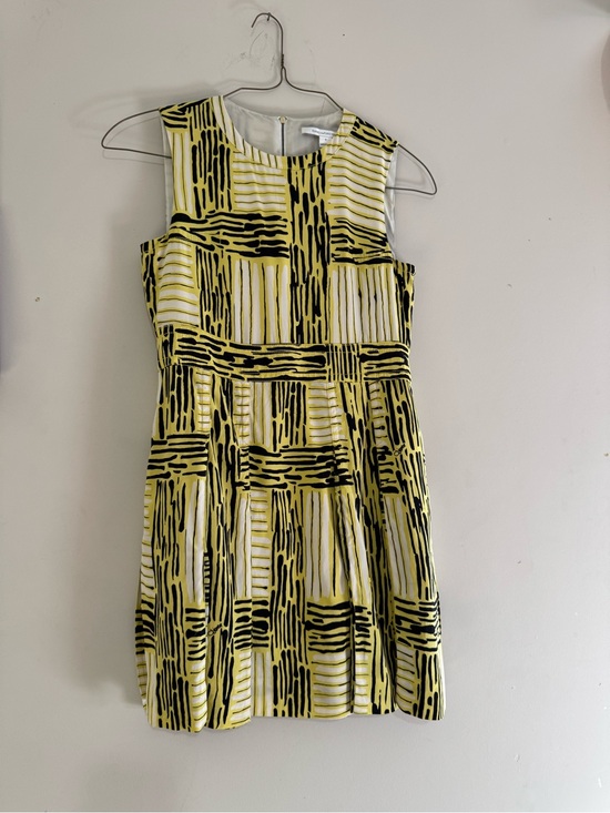 Diane Von Furstenberg Dresses & Skirts - Diane Von Furstenberg Yellow & Black Patterned Sleeveless Dress